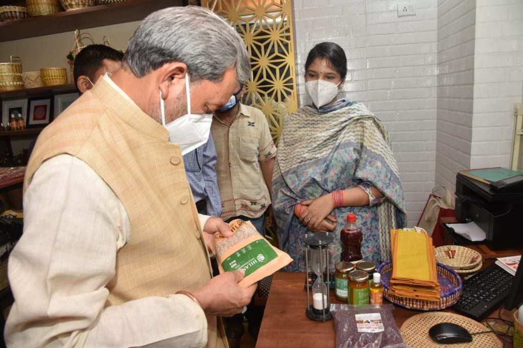 CM तीरथ बोले आत्मनिर्भर भारत के लिए शिल्पकारों और बुनकरों को प्रोत्साहित करना जरूरी