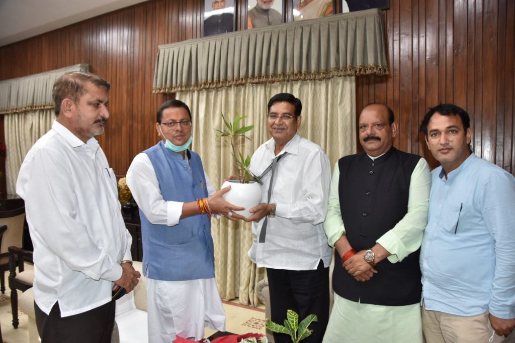 सीएम के चेहरे पर बोले प्रीतम, क्या मेरा चेहरा बुरा है…?  कांग्रेस आलाकमान ने चुनाव में कोई चेहरा घोषित नहीं किया, सत्ता में आने पर विधायक चुनेंगे अपना नेता