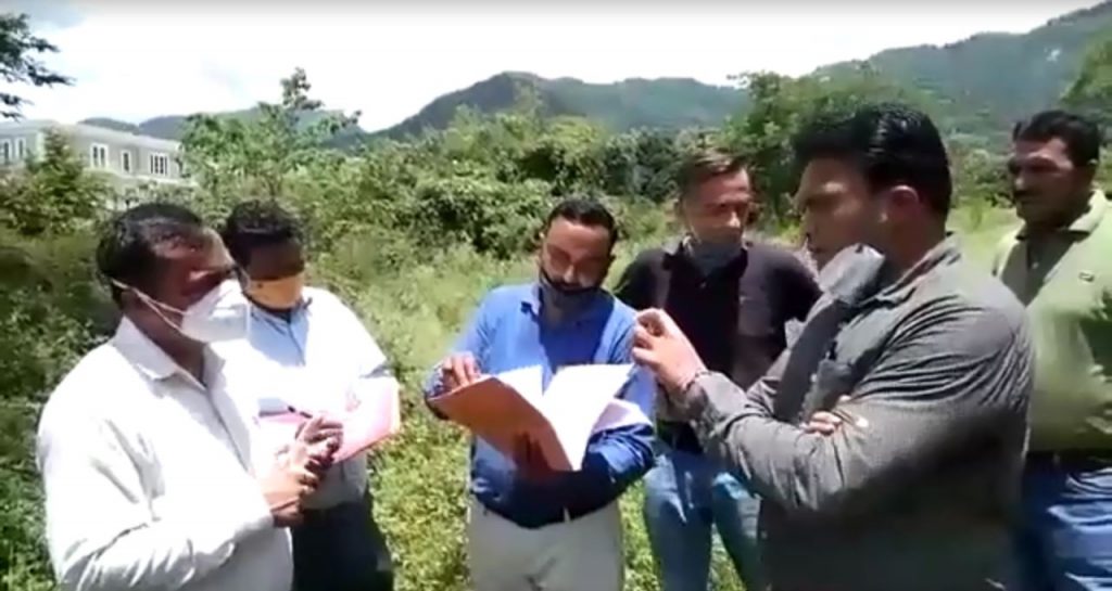 डीएम देहरादून  ने किया स्मार्ट सिटी के कार्यों का निरीक्षण, सड़को पर गड्ढे मे जलभराव को लेकर जताई नाराजगी