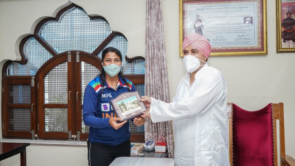 इंग्लैंड में शानदार सफलता के बाद अन्तर्राष्ट्रीय क्रिकेटर स्नेह राणा लौटी देहरादून, दरबार साहिब में टेका मत्था