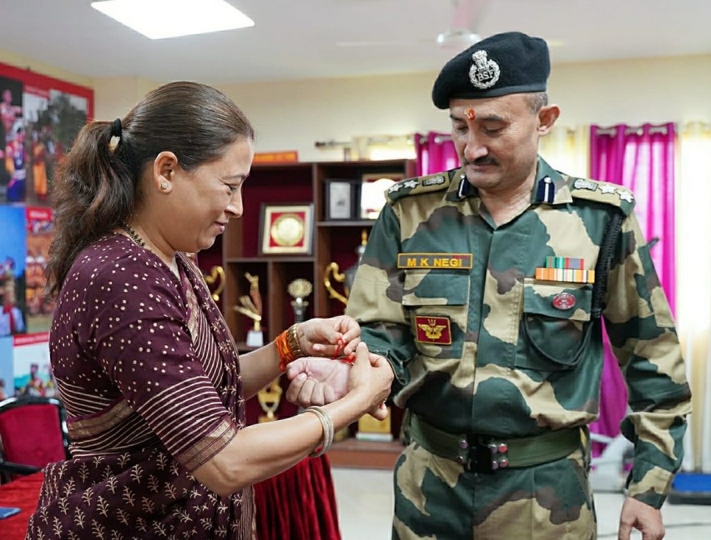 कैबिनेट मंत्री रेखा आर्य ने बीएसएफ जवानों के साथ मनाया रक्षाबंधन का त्योहार, कहा आप लोगों की बदौलत सुरक्षित हैं देश की बहनों