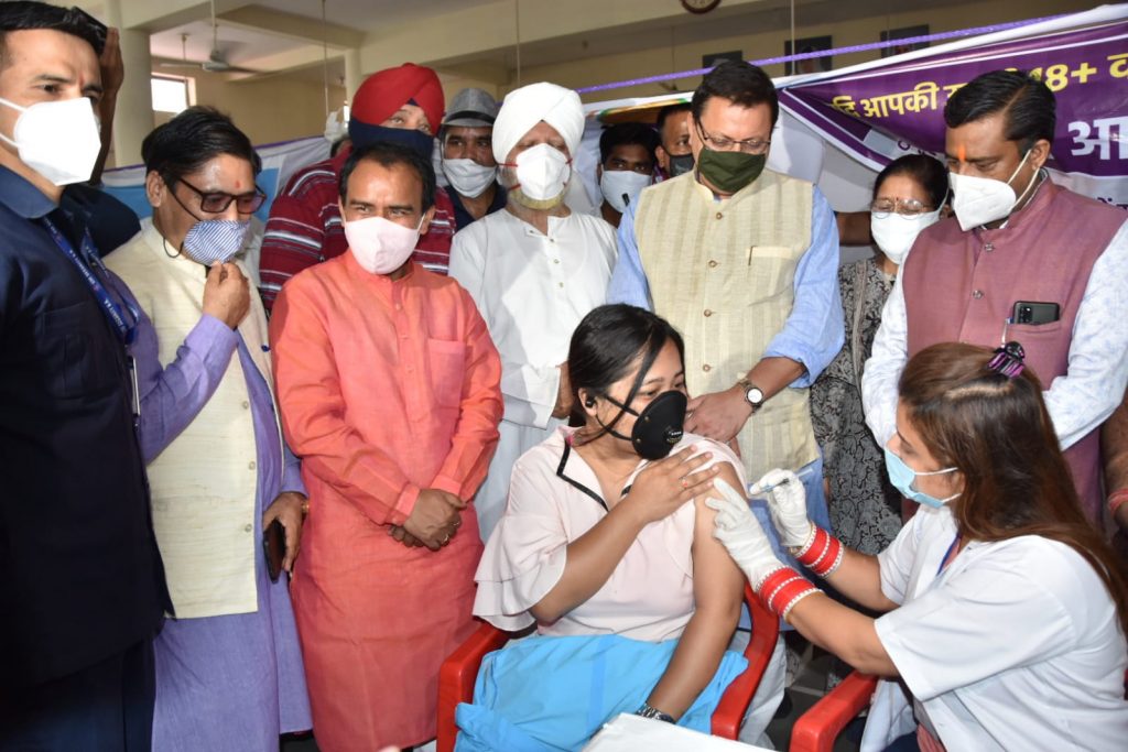 मुख्यमंत्री पुष्कर सिंह धामी ने मेगा वैक्सीनैशन कैम्प का शुभारंभ किया