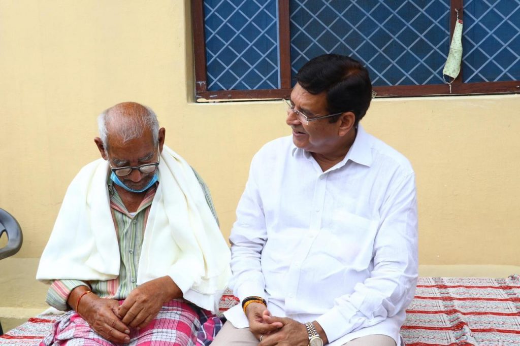 देहरादून में कांग्रेस ने अगस्त क्रांति दिवस पर निकली तिरंगा यात्रा, स्वतंत्रता सेनानी साधु सिंह को प्रीतम सिंह ने किया सम्मानित