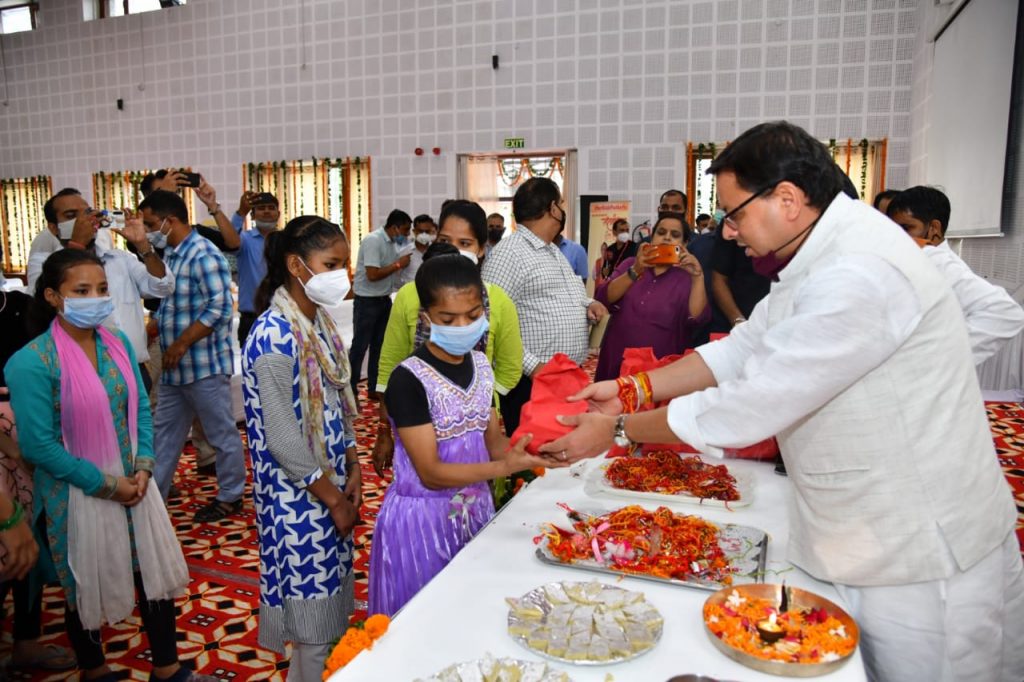 नारी निकेतन से आई बहनों ने  CM धामी को राखी बाँध की लंबी आयु की कामना