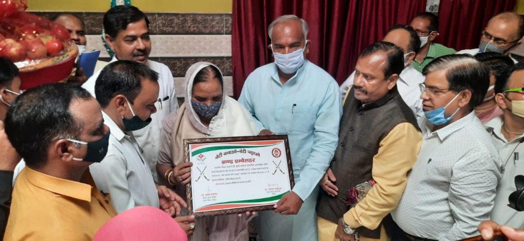 हॉकी खिलाड़ी वंदना कटारिया के परिजनों से मिले खेल मंत्री अरविंद पांडेय, शॉल ओढ़ाकर, फूल गुच्छ भेंट कर किया सम्मानित