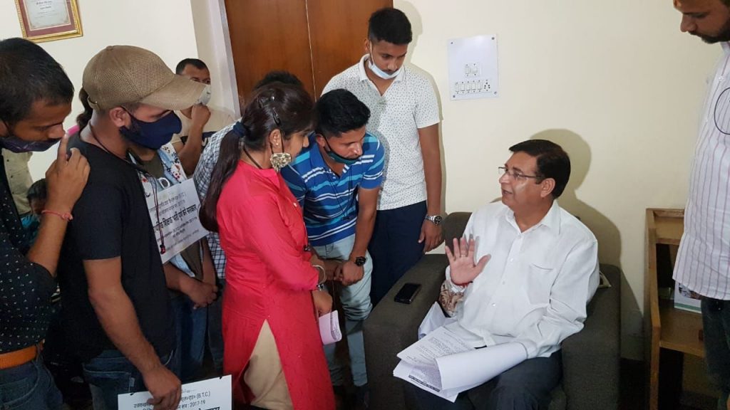 डीएलएड प्रशिक्षितों को मिला नेता प्रतिपक्ष प्रीतम सिंह का साथ, नेता प्रतिपक्ष ने मुख्य सचिव को घुमाया फोन,जानिए क्या हुआ बात