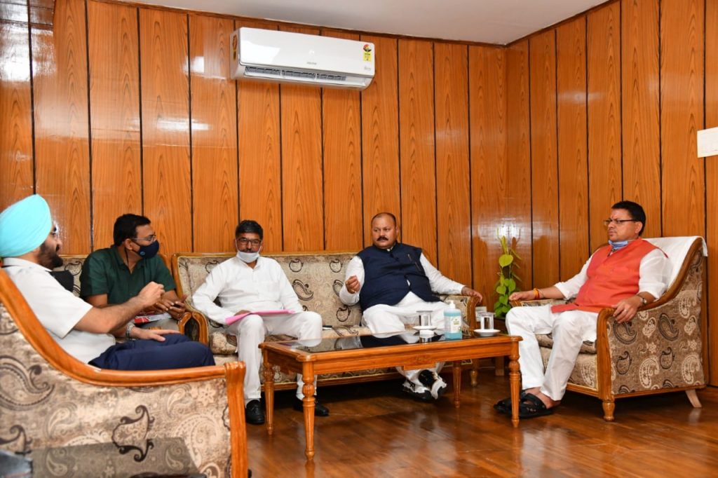 विधानसभा में कांग्रेस विधायकों ने की मुख्यमंत्री पुष्कर धामी की तारीफ़, बोले CM हो तो धामी जैसा, पढ़िए क्या है पूरा मामला