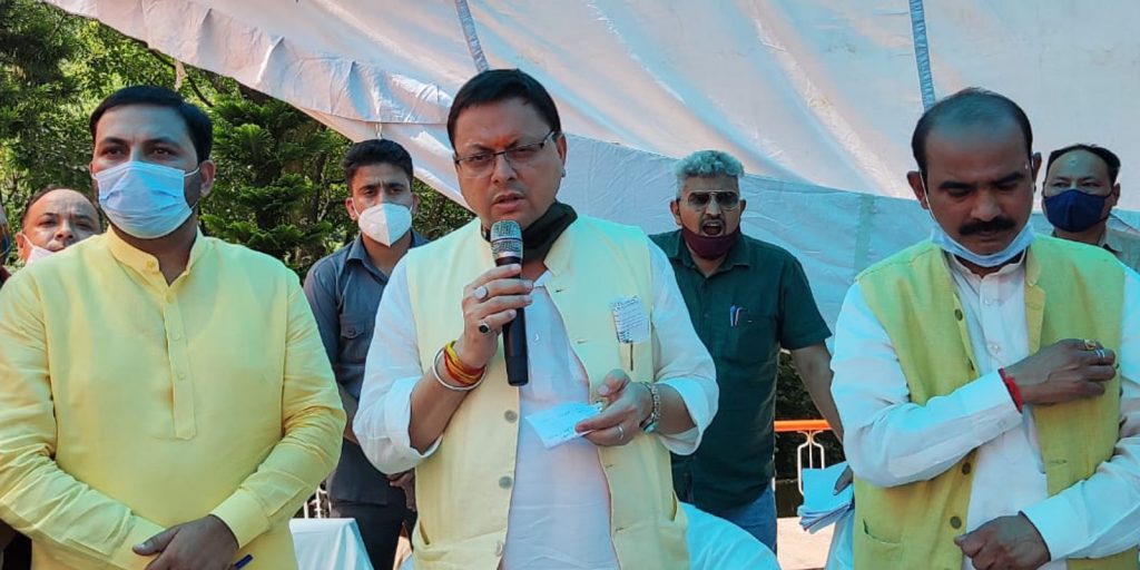 अनावश्यक अधिकारियों और वाहनों के काफिले से नाराज हुए मुख्यमंत्री