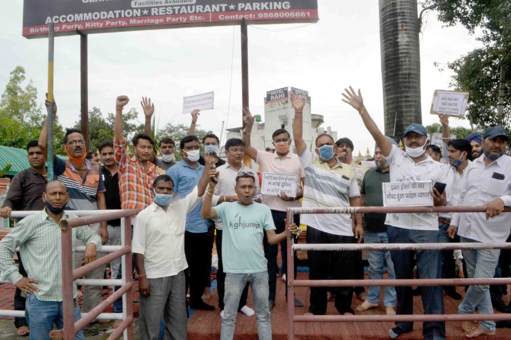 चारधाम यात्रा शुरू करने की मांग को लेकर पर्यटन व्यवसायियों ने दिया धरना
