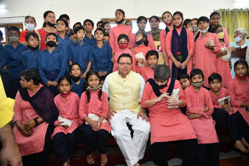 मुख्यमंत्री धामी ने बाल वनिता आश्रम के बच्चों के साथ अपना जन्म दिवस मनाया
