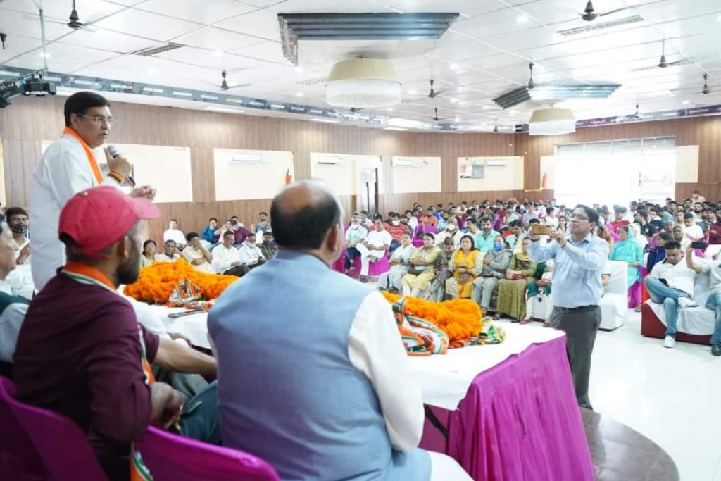 उत्तराखंड के युवाओं में प्रीतम सिंह का बढ़ता क्रेज़, भाजपा युवा मोर्चा छोड़ सैकड़ो कार्यकर्ताओं ने थामा काँग्रेस का दामन