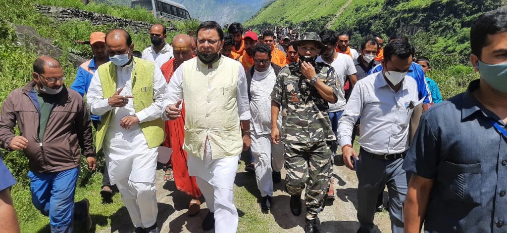 धारचूला के आपदा प्रभावितों से मिले CM पुष्कर सिंह धामी, प्रभावित परिवारों को सौंपा आर्थिक सहायता का चेक