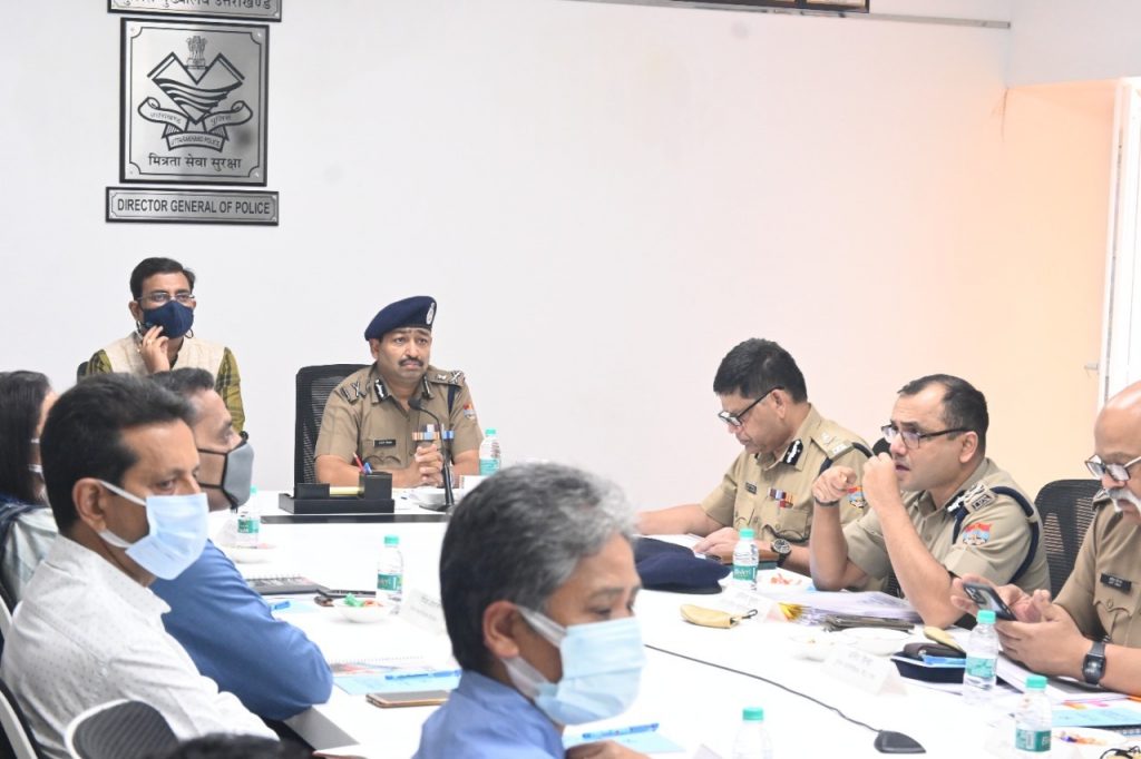 अपर मुख्य सचिव गृह आनन्द बर्द्धन ने की पुलिस मुख्यालय में वरिष्ठ पुलिस अधिकारियों के साथ बैठक, 16 बिंदुओं पर हुई चर्चा
