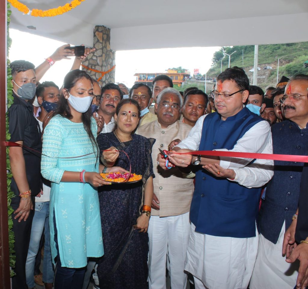 अल्मोड़ा में बोले मुख्यमंत्री धामी, बातें कम-काम ज़्यादा कर रही सरकार, तेजी से हो रहे हैं विकास कार्य