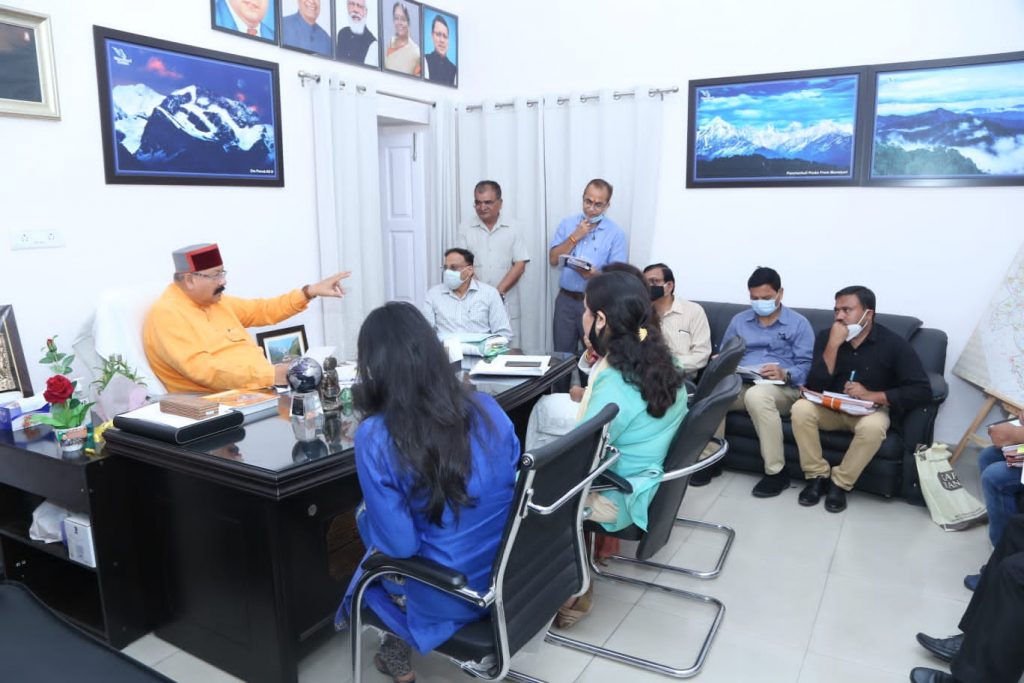 पर्यटन एवं संस्कृति विभाग द्वारा किए जा रहे कार्यों की धीमी गति से पर्यटन मंत्री सतपाल महाराज नाराज़, अधिकारियों को दिए कार्यों में तेजी लाने के निर्देश