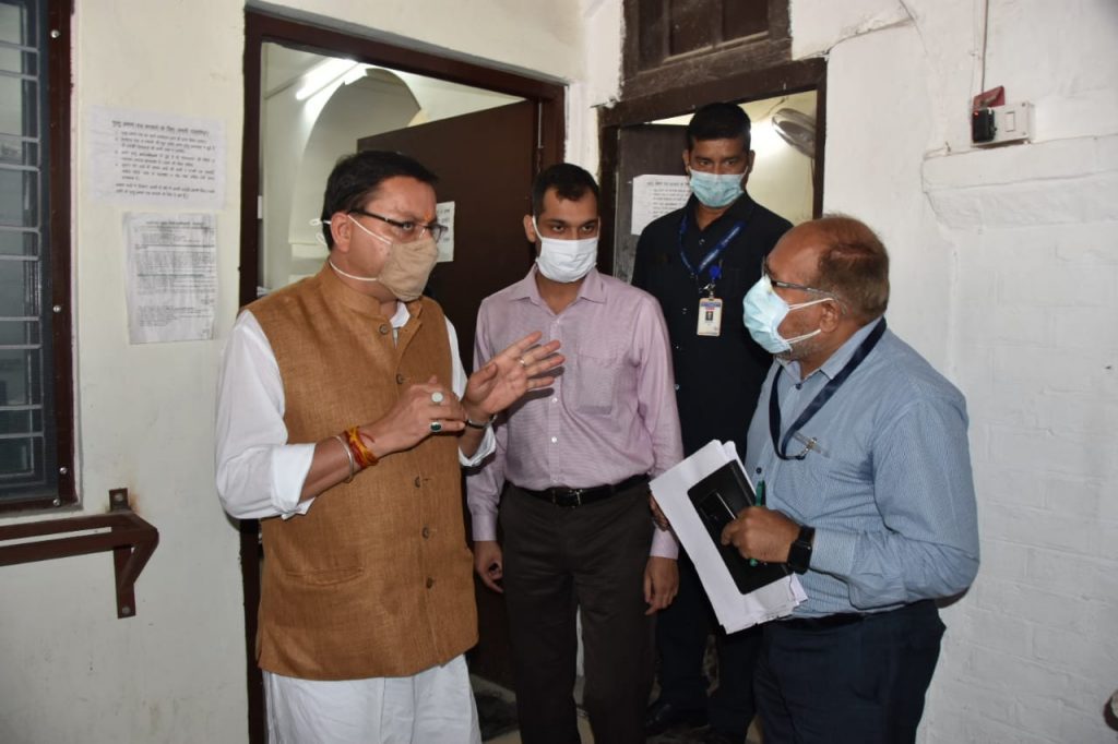 देहरादून में सीएम पुष्कर सिंह धामी ने किया नगर निगम का औचक निरीक्षण, अधिकारियों और कर्मचारियों में मचा हड़कंप