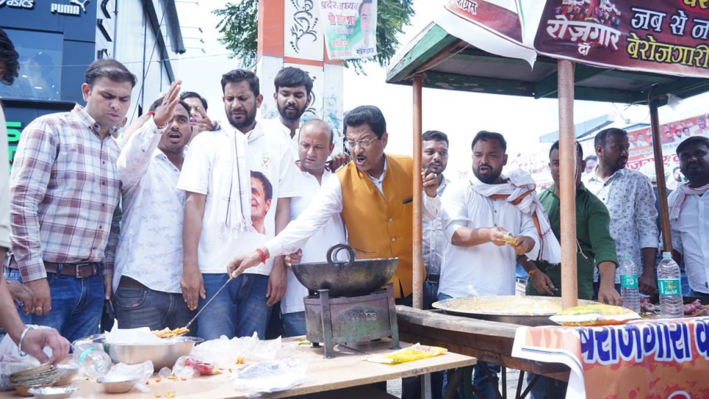 धस्माना ने युवाओं संग तले पकोड़े, पानी पूरी भी बेची