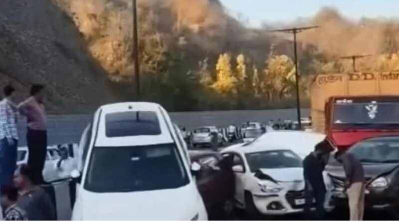 उद्घाटन से पहले एक्सप्रेसवे बना हादसों का ट्रैक! 5 कारों की भीषण टक्कर