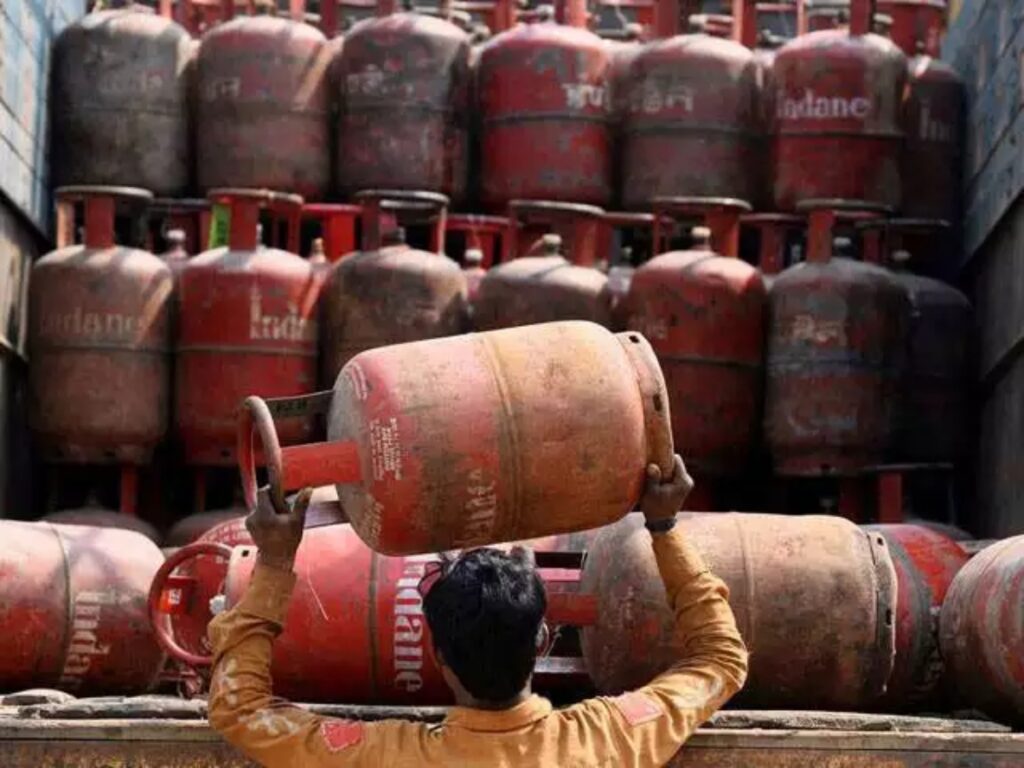 LPG बुकिंग में भारी गिरावट, सप्लाई पूरी तरह सामान्य—घबराहट खत्म होने के संकेत
