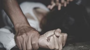 शादी से लौट रही नाबालिग से गैंगरेप, हाथ-पांव बांधकर कमरे में छोड़ा