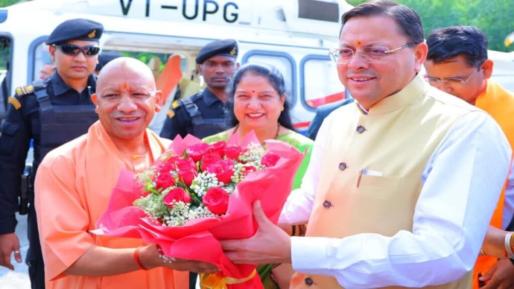 पैतृक गांव पंचूर पहुंचे मुख्यमंत्री योगी आदित्यनाथ, सीएम धामी ने किया स्वागत