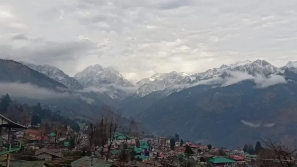 उत्तराखंड में मौसम का यू-टर्न! 9 जिलों में बारिश, पहाड़ों पर बर्फबारी